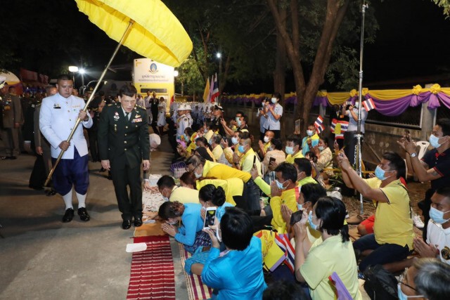 ชื่นชมพระบารมี "ในหลวง-พระราชินี" เสด็จฯไปทรงบำเพ็ญพระราชกุศล ณ วัดหนองป่าพง