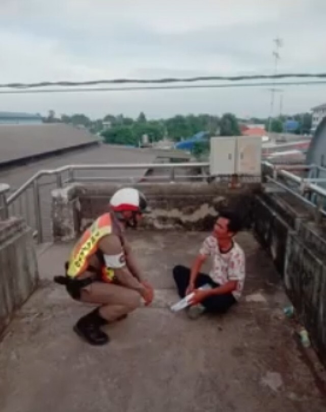 โซเชียลชื่นชม ตำรวจช่วยชีวิตหนุ่มถูกแฟนทิ้ง คิดสั้นจะกระโดดสะพานลอย