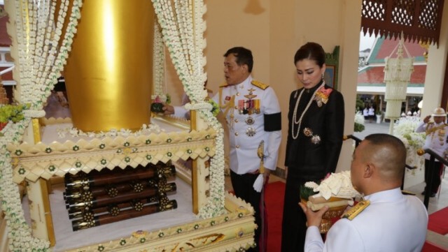 "ในหลวง-ราชินี" เสด็จพระราชทานเพลิงศพ "พล.อ.อ.กำธน สินธวานนท์"