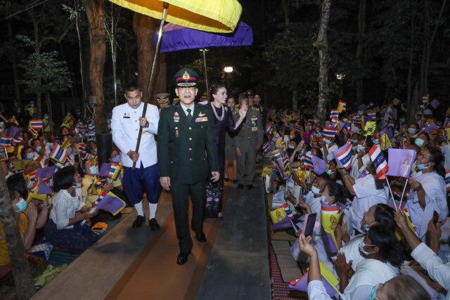 ชื่นชมพระบารมี "ในหลวง-พระราชินี" เสด็จฯไปทรงบำเพ็ญพระราชกุศล ณ วัดหนองป่าพง