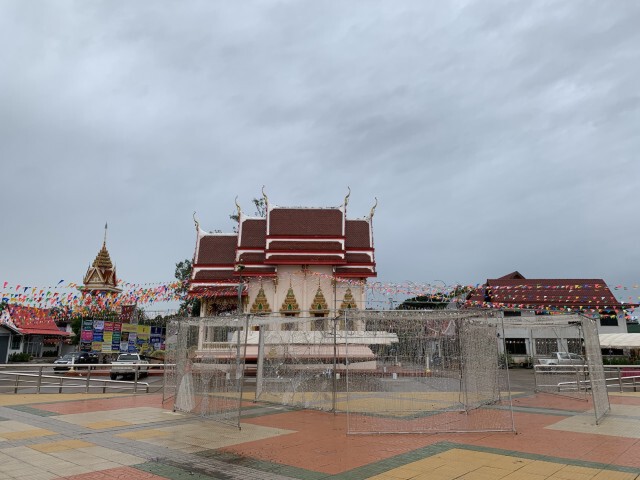 ฝนตกปรอย ๆ เตรียมพร้อมงานลอยกระทง