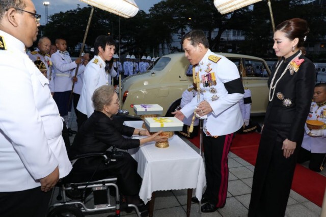 "ในหลวง-ราชินี" เสด็จพระราชทานเพลิงศพ "พล.อ.อ.กำธน สินธวานนท์"