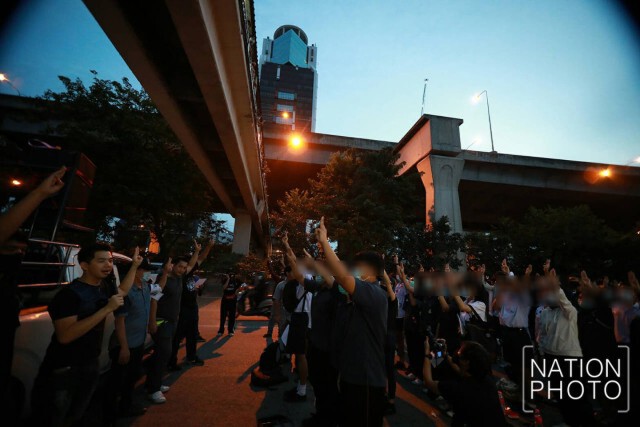 ม็อบคณะราษฎร 63 ทวงถามจริยธรรมสื่อ "เนชั่น"