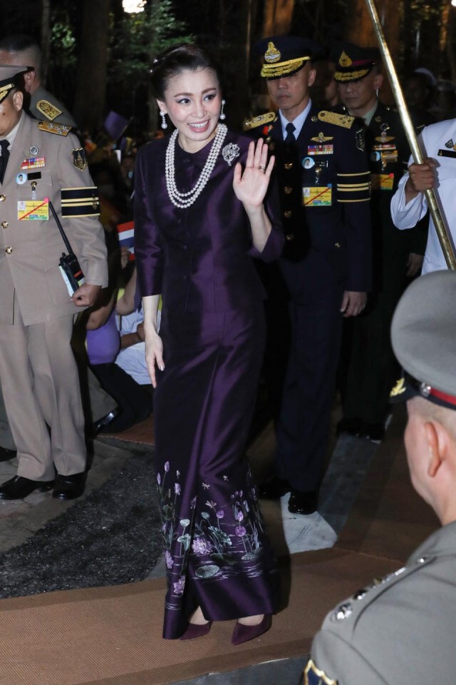 ชื่นชมพระบารมี "ในหลวง-พระราชินี" เสด็จฯไปทรงบำเพ็ญพระราชกุศล ณ วัดหนองป่าพง