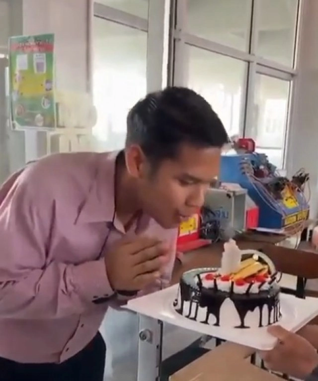 ครูหน้าเสีย ! วิ่งตาตื่น ห้ามนักเรียนทะเลาะกันสุดท้ายรู้ความจริงทำงานเป็นทีม