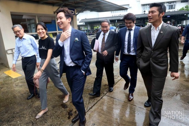 ศาลปล่อยตัวชั่วคราว 'ธนาธร-ปิยบุตร-ช่อ -พิธา' คดีร่วมแฟลชม็อบหน้าสกายวอล์ค