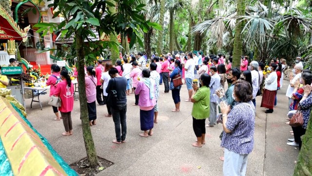 ฮือฮา!! นทท.แห่ถ่ายรูปงูเขียวพระอินทร์เลื้อยจั่วพญานาคคำชะโนด