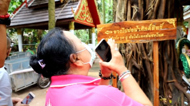 ฮือฮา!! นทท.แห่ถ่ายรูปงูเขียวพระอินทร์เลื้อยจั่วพญานาคคำชะโนด