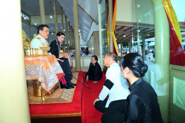 "ในหลวง-ราชินี" เสด็จพระราชทานเพลิงศพ "พล.อ.อ.กำธน สินธวานนท์"