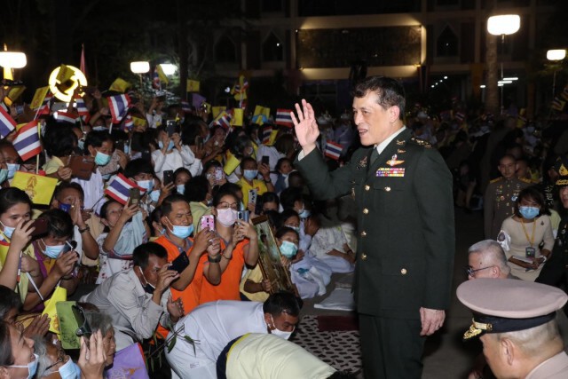 ชื่นชมพระบารมี "ในหลวง-พระราชินี" เสด็จฯไปทรงบำเพ็ญพระราชกุศล ณ วัดหนองป่าพง