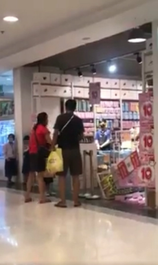 ชาวเน็ตวิจารณ์ สาวด่าพนักงานลั่นห้าง เหตุห้ามลูกเล่นซนในร้าน