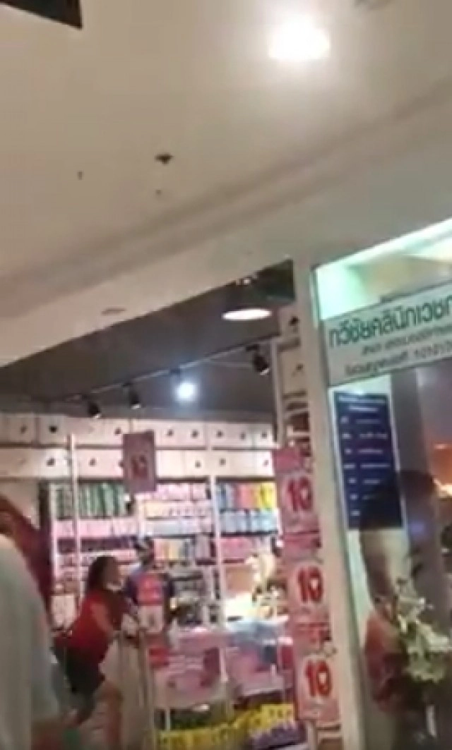 ชาวเน็ตวิจารณ์ สาวด่าพนักงานลั่นห้าง เหตุห้ามลูกเล่นซนในร้าน