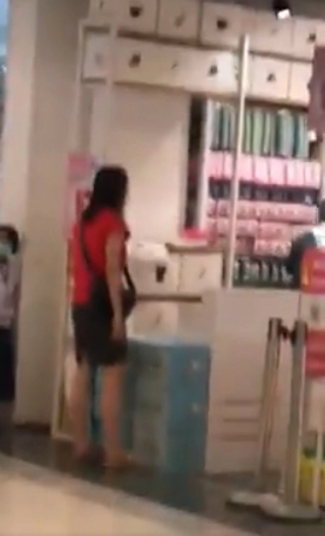 ชาวเน็ตวิจารณ์ สาวด่าพนักงานลั่นห้าง เหตุห้ามลูกเล่นซนในร้าน