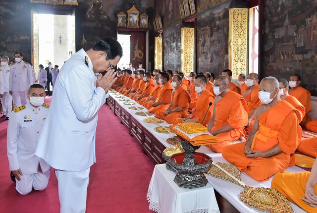 นายกฯถวายผ้าพระกฐินพระราชทาน ยอดรวมกว่า 7 ล้าน
