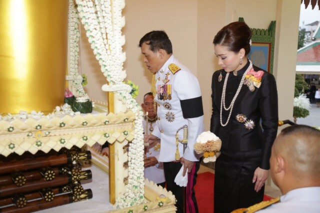 "ในหลวง-ราชินี" เสด็จพระราชทานเพลิงศพ "พล.อ.อ.กำธน สินธวานนท์"