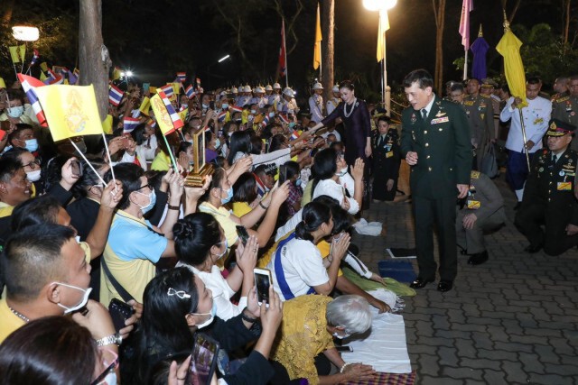 ชื่นชมพระบารมี "ในหลวง-พระราชินี" เสด็จฯไปทรงบำเพ็ญพระราชกุศล ณ วัดหนองป่าพง