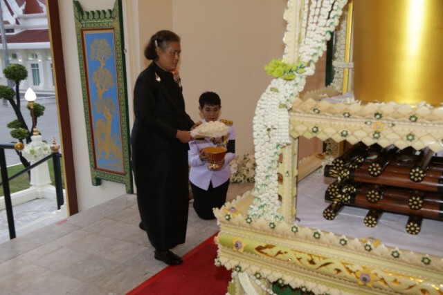 "ในหลวง-ราชินี" เสด็จพระราชทานเพลิงศพ "พล.อ.อ.กำธน สินธวานนท์"