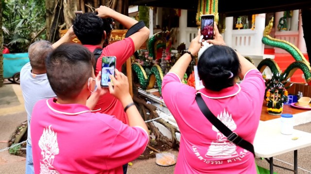 ฮือฮา!! นทท.แห่ถ่ายรูปงูเขียวพระอินทร์เลื้อยจั่วพญานาคคำชะโนด