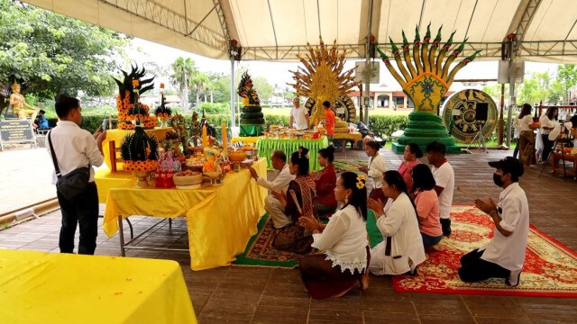 ฮือฮา!! นทท.แห่ถ่ายรูปงูเขียวพระอินทร์เลื้อยจั่วพญานาคคำชะโนด