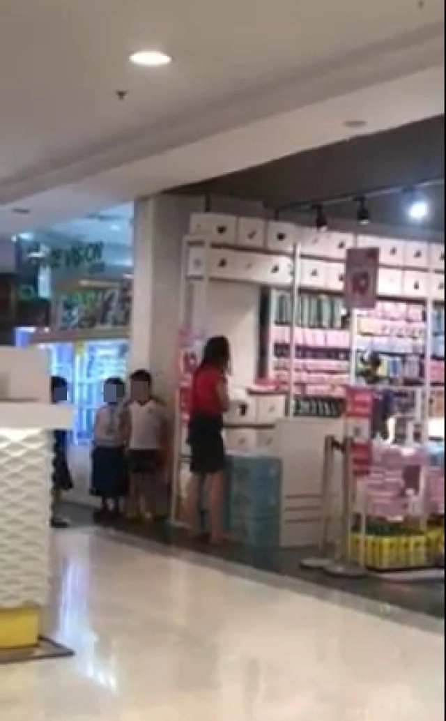 ชาวเน็ตวิจารณ์ สาวด่าพนักงานลั่นห้าง เหตุห้ามลูกเล่นซนในร้าน