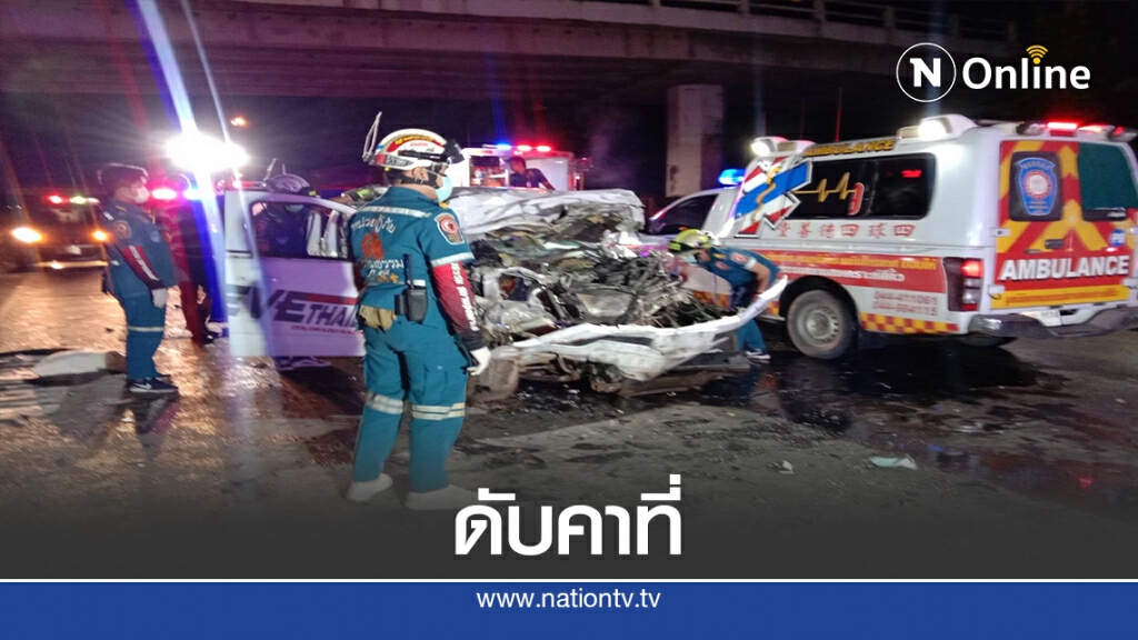 หนุ่มบึงกาฬขับรถกระบะชนท้ายรถพ่วง 18 ล้อ ดับคาที่