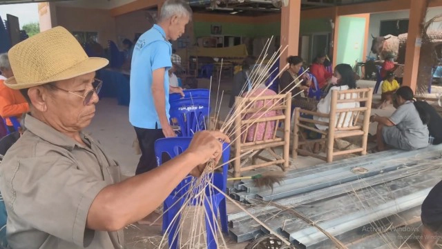 ผู้สูงอายุทำกระทงกะลาให้ลูกหลานลอยในวัด