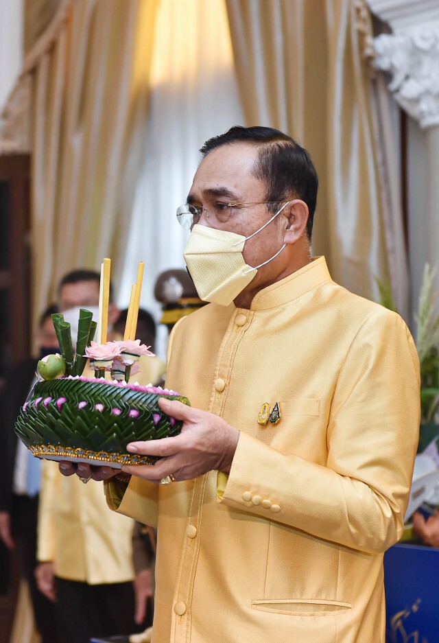ประยุทธ์ นำครม. ลอยกระทงวิถีใหม่ " 1 ครอบครัว 1 กระทง"
