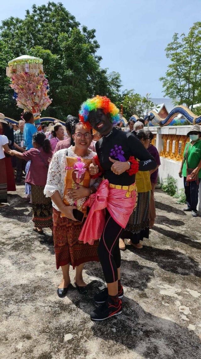 ฮือฮาสาวใหญ่แปลงโฉมเป็นเงาะป่าโชว์ฝีมือผัดไทยบุญกฐิน