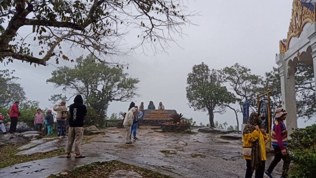 สัมผัสอากาศหนาวปนฝนชมทะเลหมอกยอดภูเรือ