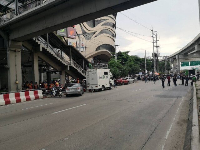 "ม็อบนนทบุรี"​ ปิดถนน​กดดันรัฐ​ ขู่ยกระดับไปศาลากลาง