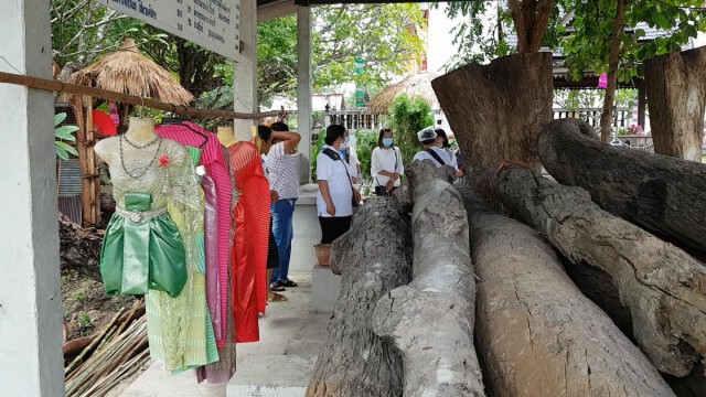 "คอหวย"แห่ขอเลข"แม่ตะเคียน"วัดพระบาทแม่ไทย