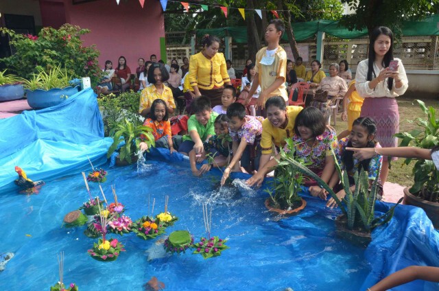 สืบสานประเพณีลอยกระทงแข่งจับปลาไหลสนุกสนาน