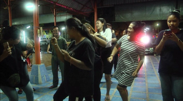 ฮือฮา! จัดโคโยตี้เต้นหน้าศพให้เพื่อนตามสัญญา