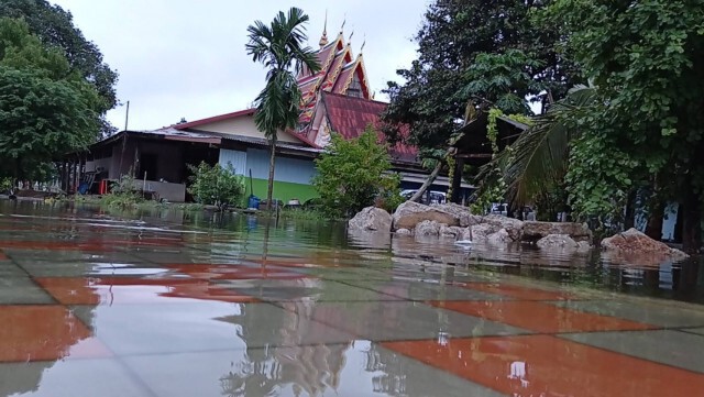 กระสอบทรายเอาไม่อยู่ น้ำมูลเอ่อท่วมวัด-บ้านเรือนปชช.