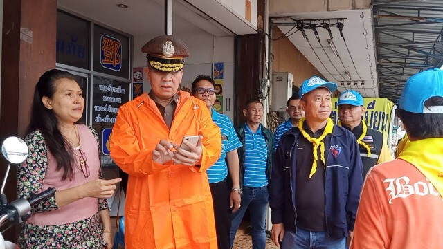 วงจรปิดวินาทีชาวบ้านอุ้มลูกหลานวิ่งหนีตายหวิดถูกไฟคลอก