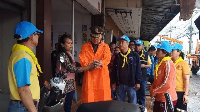 วงจรปิดวินาทีชาวบ้านอุ้มลูกหลานวิ่งหนีตายหวิดถูกไฟคลอก