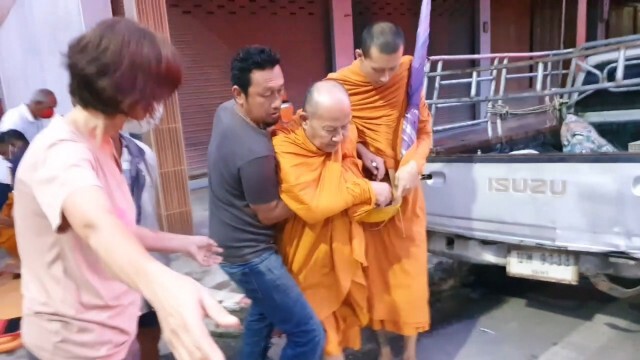 อุบัติเหตุ!!ซิ่งเก๋งชนพระบิณฑบาตเจ็บ3รูป