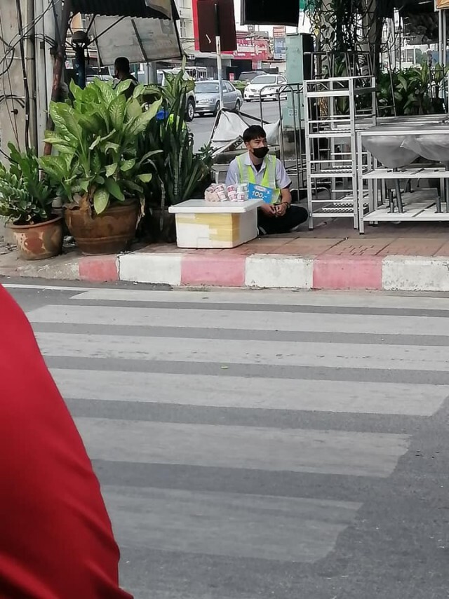 สาวเห็นเด็กชายส่วมชุดนศ.นั่งพื้นขายของ ฉุกคิดตอนอายุเท่านั้นมัวทำอะไรอยู่ !!