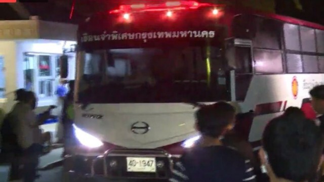 มวลชนลุกฮือทุบกระจกรถคุมขัง "เพนกวิน-ไมค์"