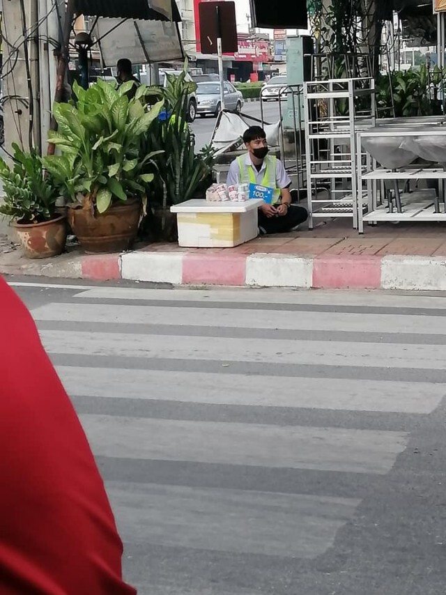 สาวเห็นเด็กชายส่วมชุดนศ.นั่งพื้นขายของ ฉุกคิดตอนอายุเท่านั้นมัวทำอะไรอยู่ !!