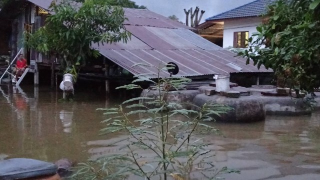 กระสอบทรายเอาไม่อยู่ น้ำมูลเอ่อท่วมวัด-บ้านเรือนปชช.