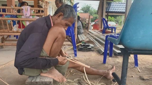 ผู้สูงอายุทำกระทงกะลาให้ลูกหลานลอยในวัด