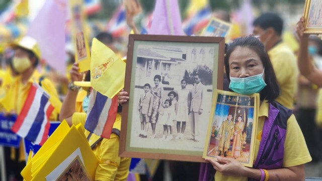 กลุ่มรวมพลคนเพชรบูรณ์แสดงพลังปกป้องสถาบัน