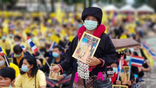 กลุ่มรวมพลคนเพชรบูรณ์แสดงพลังปกป้องสถาบัน