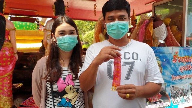 แห่ส่องเลขเด็ด! เจ้าสัวเฮงฤาษีเณรชวนอาบน้ำมนต์คืนวันเพ็ญในวันลอยกระทง