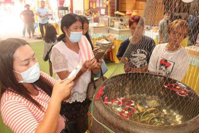 แห่ส่องเลขเด็ด! เจ้าสัวเฮงฤาษีเณรชวนอาบน้ำมนต์คืนวันเพ็ญในวันลอยกระทง
