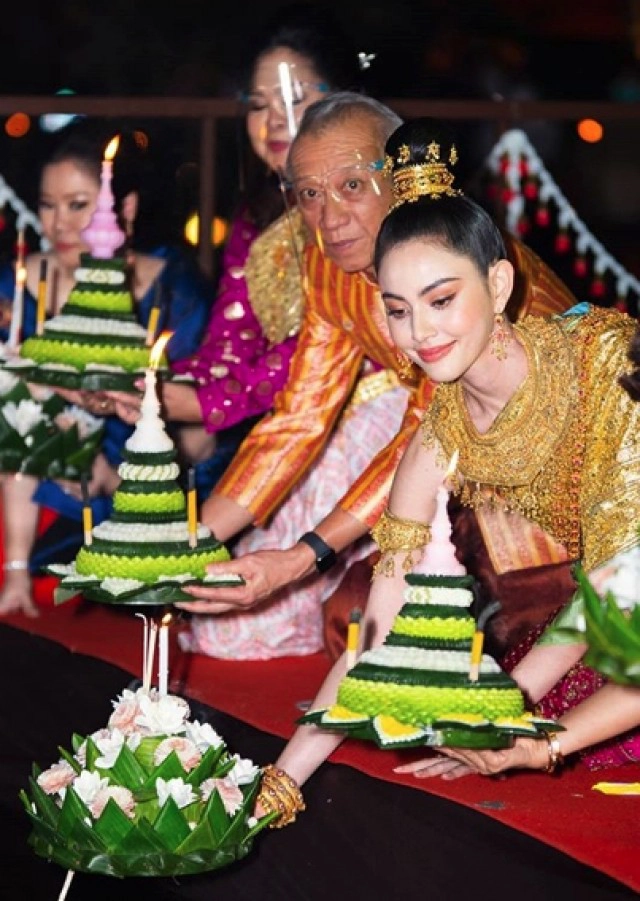 ตะลึง "ใหม่ ดาวิกา" ในลุคชุดไทย สวยจนละสายตาไม่ได้จริงๆ