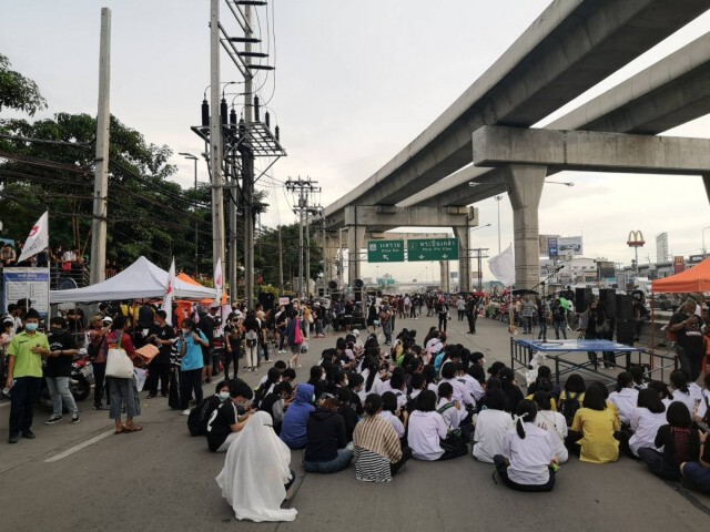 "ม็อบนนทบุรี"​ ปิดถนน​กดดันรัฐ​ ขู่ยกระดับไปศาลากลาง
