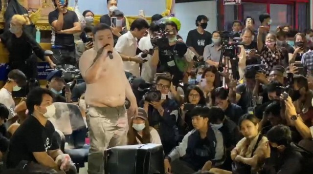 ประมวลเหตุ "มวลชนราษฎร" ปักหลัก สน.ประชาชื่น