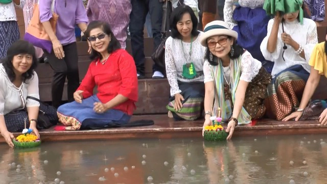 ประชาชนในเขตเทศบาลเมืองอุทัยธานี พร้อมใจใส่ชุดไทยย้อนยุค สืบสานประเพณีลอยกระทง